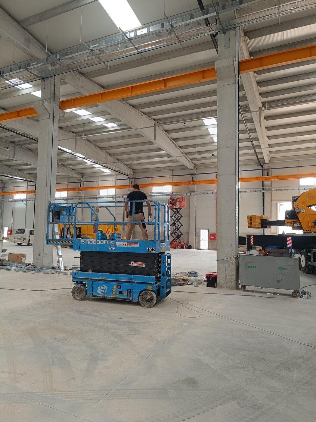 Depo içinde makaslı platform ile raf/tavan çalışması